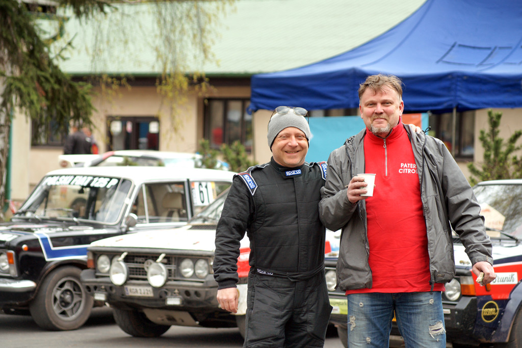 Mieczysław Galant (kierowca Poloneza 2000 Rally - białego) z Eda Paterą - organizatorem rajdu